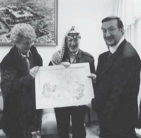 52 Ramallah (Palestina) 2000, Palazzo Mucada, il Presidente Yasser Arafat riceve l'opera Peace di Guadagnuolo.jpg